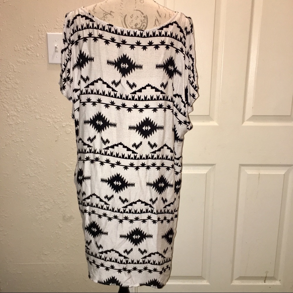 BB Dakota Cold Shoulder Melody Symbol Print Tribal - Picture 5 of 6